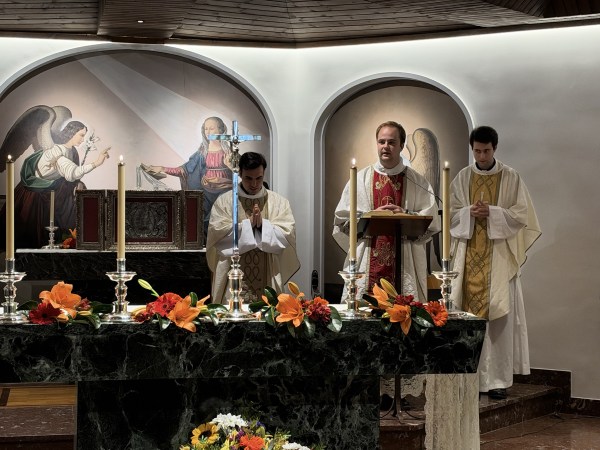 Tres alumni de La Farga celebren la seva primera missa a l'escola